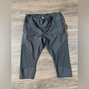 Athleta Womens Black Mesh Sonar Crop Legging Size Large petite Running Yoga Gym